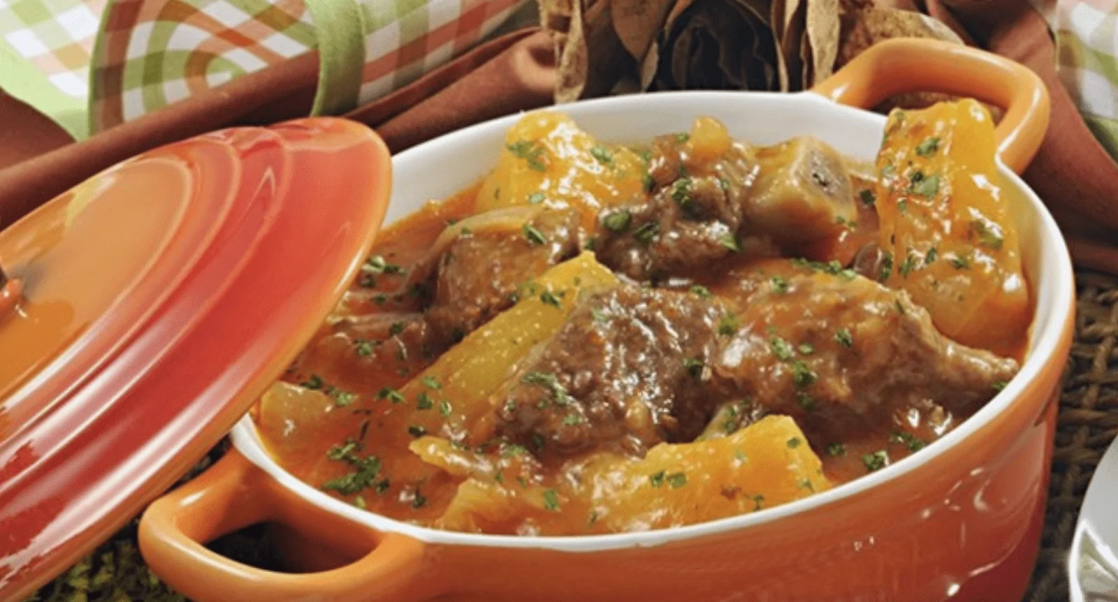 Vaca atolada: carne de panela com mandioca e ora-pro-nóbis