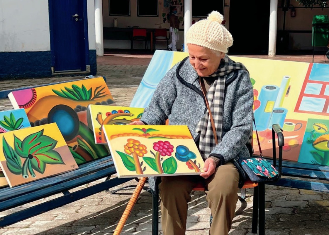 A artista plástica Elenir Teixeira, 86 anos, conta com um acervo de 500 obras