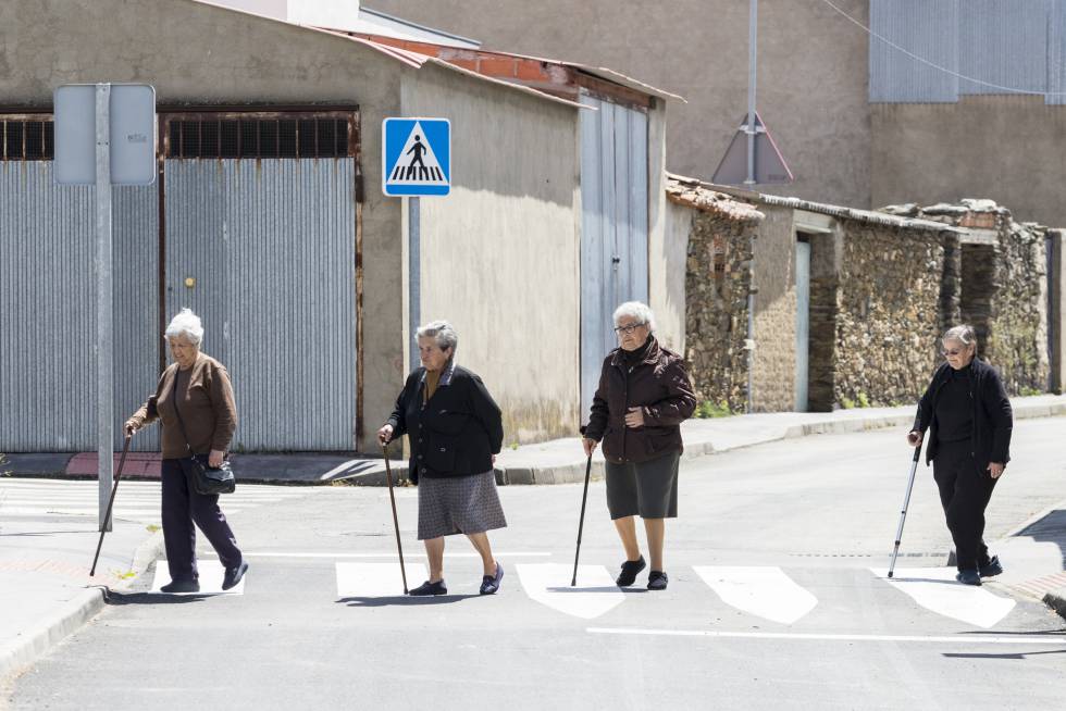 Cidade espanhola vira residência para idosos ao ar livre