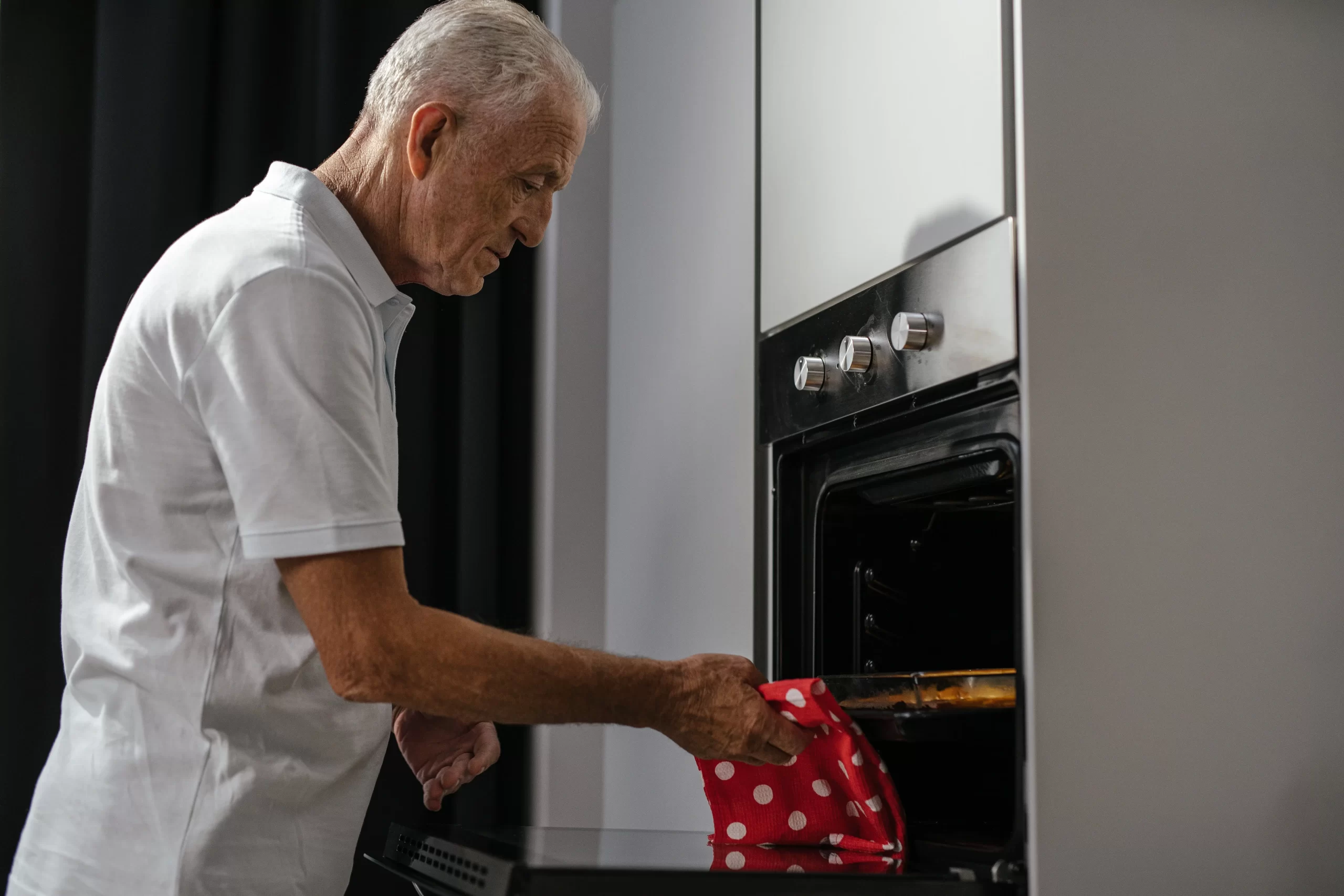 Trabalhar em casa é uma saída para idosos continuarem economicamente produtivos?