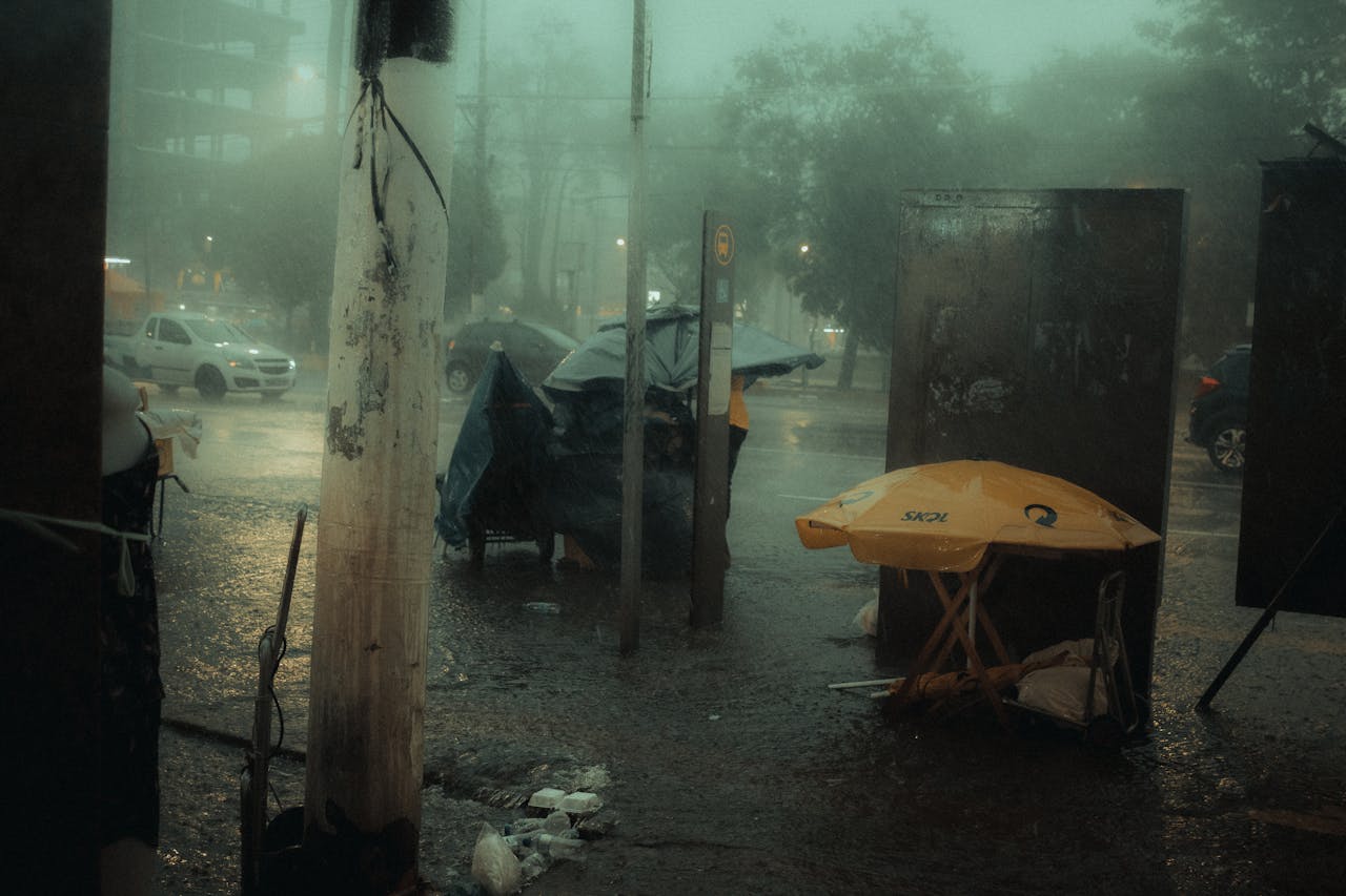 tempestade em uma rua, onde objetos são derrubados