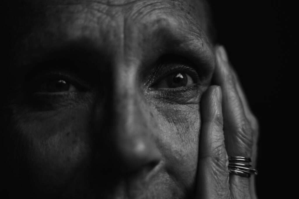 Rosto de pessoa idosa com olhos dispersos