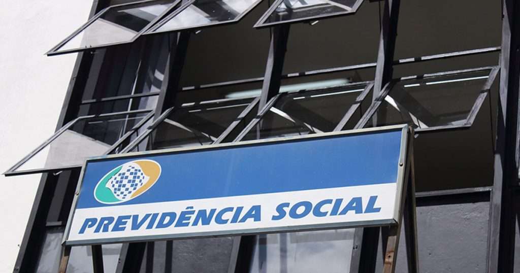 fachada de prédio com banner Previdência