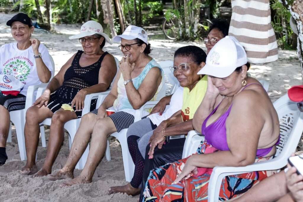 mulheres idosas na praia em atividades de lazer