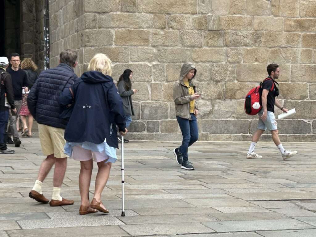 Casal de idosos, com bengala, caminhando