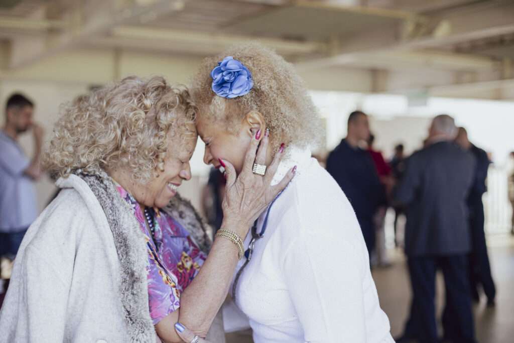 duas idosas, mae e filha, se abracando