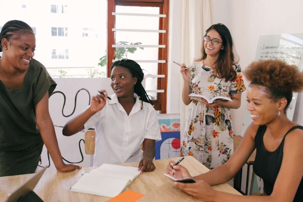 mulheres diversas em reuniao