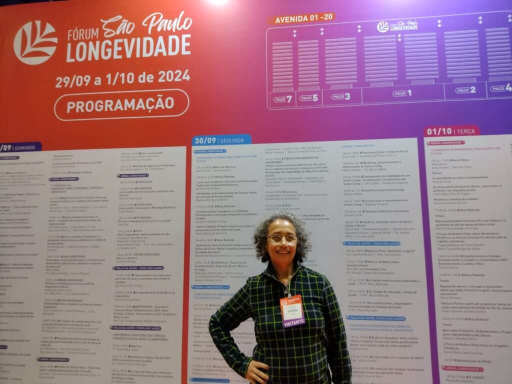 Márcia Ramos e ao fundo a programacao da longevidade expo forum