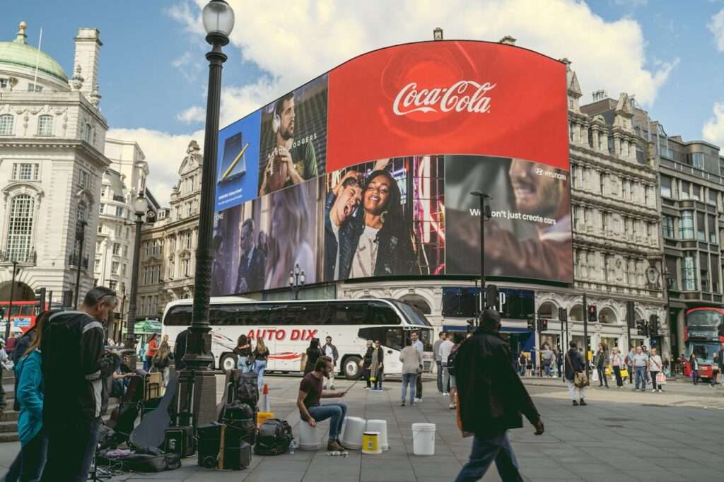 banner na facha de predio escrito coca cola