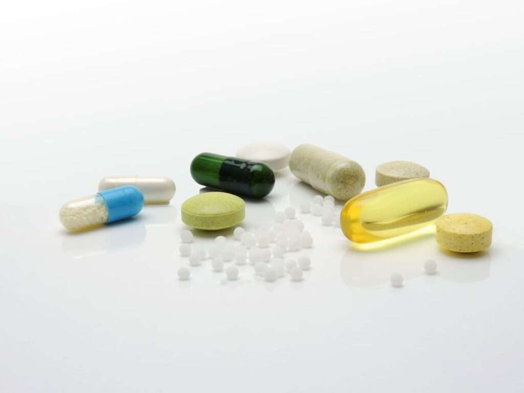 medicamentos em alguns formatos, coloridos.