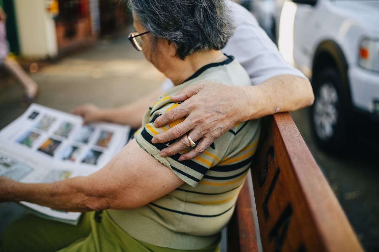 Como lidar com tipos de dependências da pessoa idosa com demência