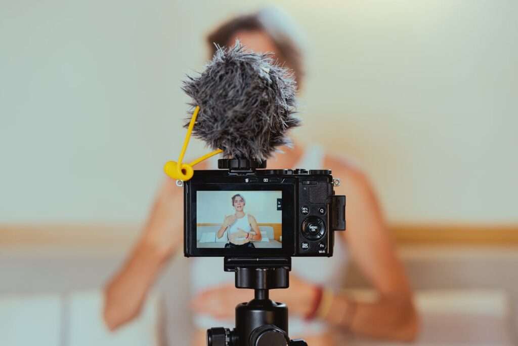 mulher sem rosto para diante de uma camera pequena