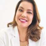 Mulher jovem sorrindo vestida de branco