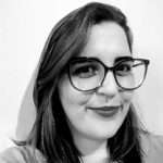 mulher jovem, cabelo comprido e de oculos, branca