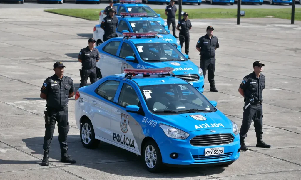 viaturas azuis e policiais em pé