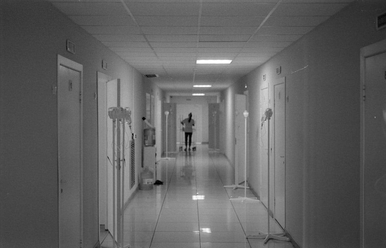 Violência institucional contra pessoas idosas: quando o cuidado falha