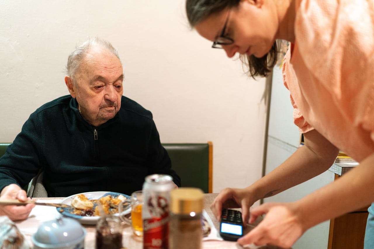 Relatório revela maus-tratos a pessoas idosas em lares franceses de uma grande rede