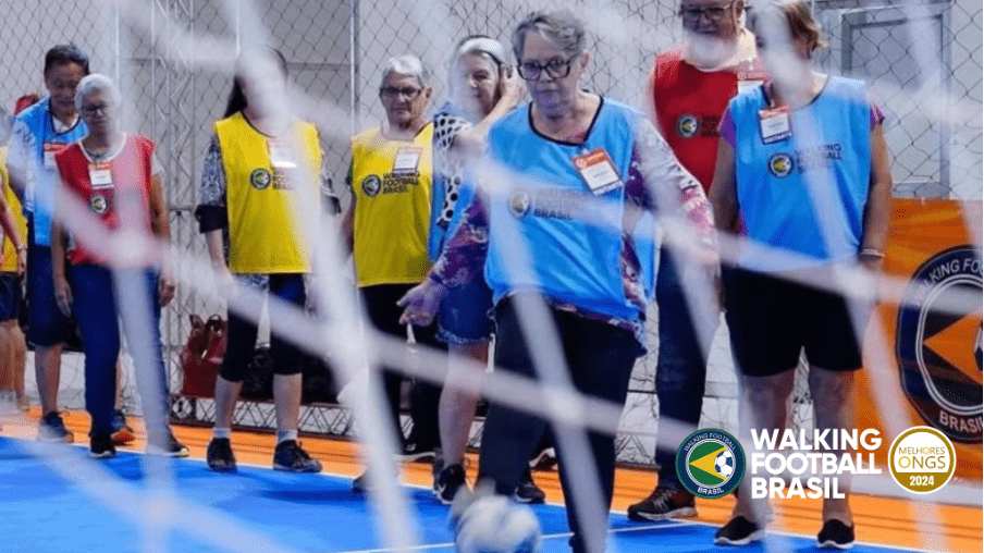 Pessoas idosas jogam futebol atrás do gol