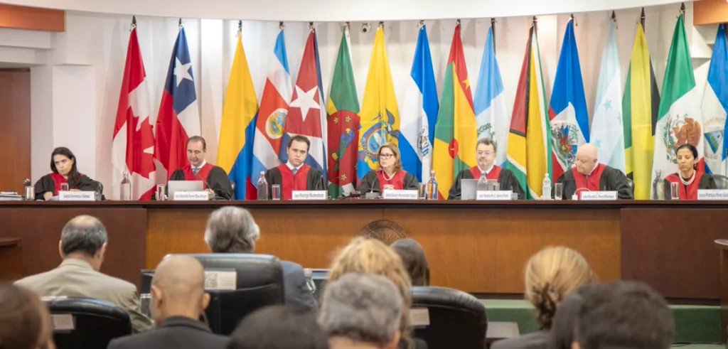 Várias lideranças mundiais em uma dssão da Corte Interamericana de Direitos Humanos