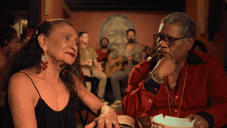 casal de idosos conversam numa mesa de bar