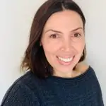 mulher adulta vestindo blusa azul e sorrindo pra foto