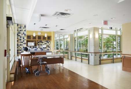 Recinto interno de instituição de longa permanência do Canadá.