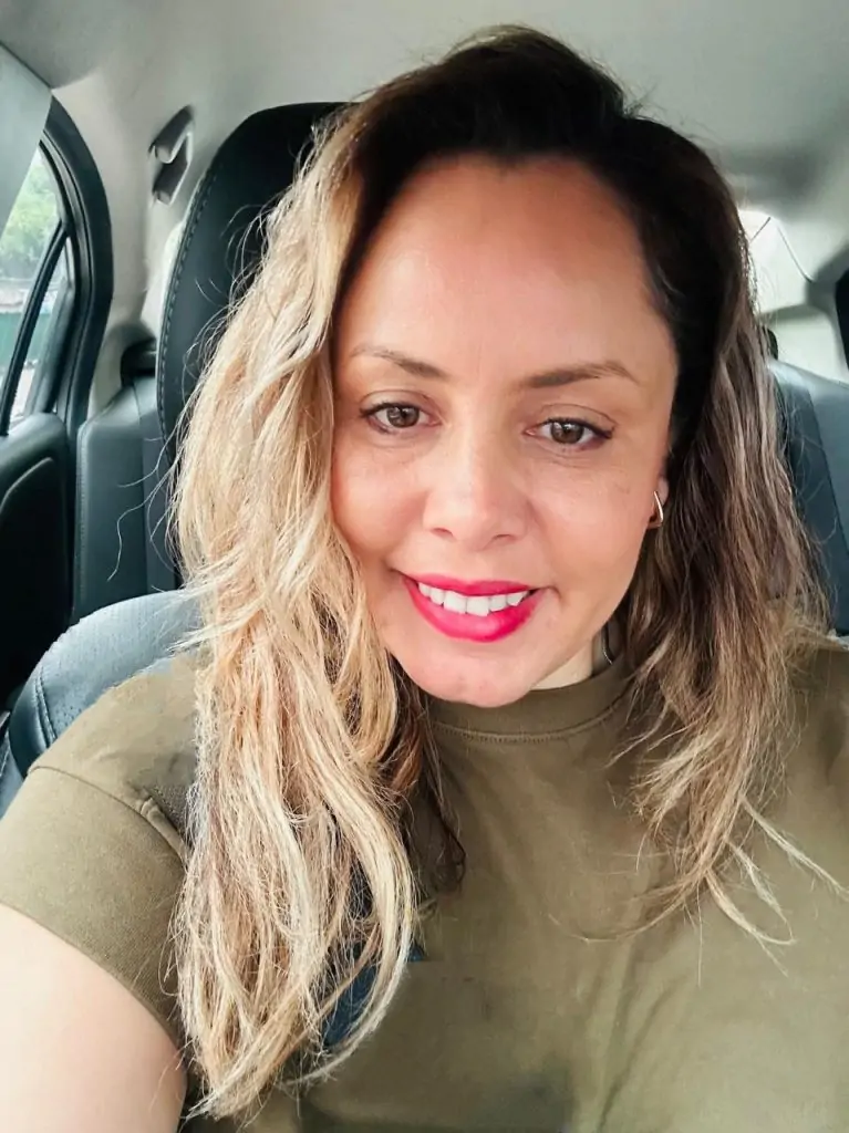 Foto de Camila Rocha, mulher branca adulta de cabelos longos e dourados.