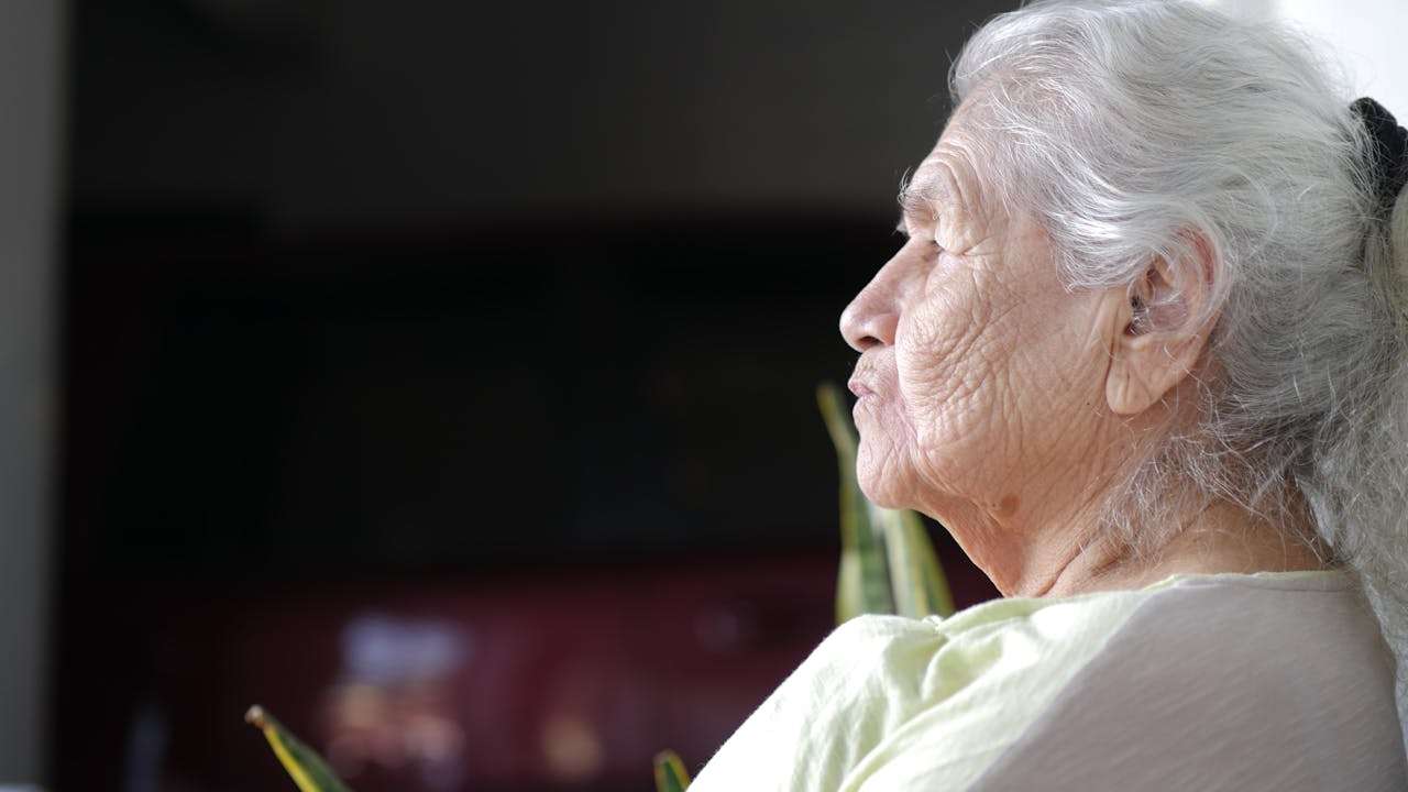 Sintomas iniciais da Doença de Alzheimer e quando procurar ajuda de um especialista