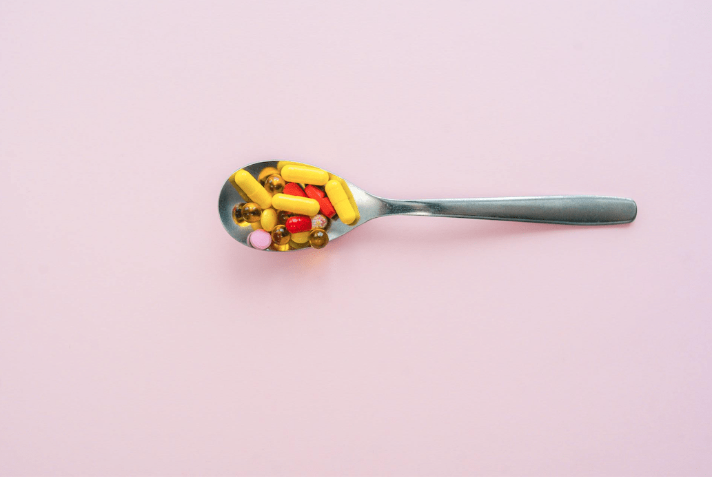 Quando o tratamento vira risco: o perigo invisível no uso de medicamentos