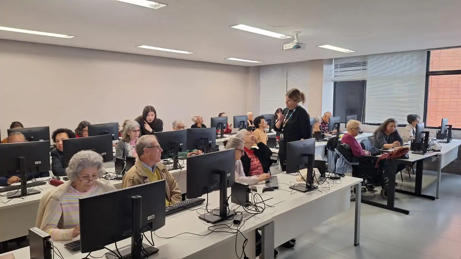 Projeto alia inclusão digital, cidadania e saúde cerebral de pessoas idosas em Porto Alegre