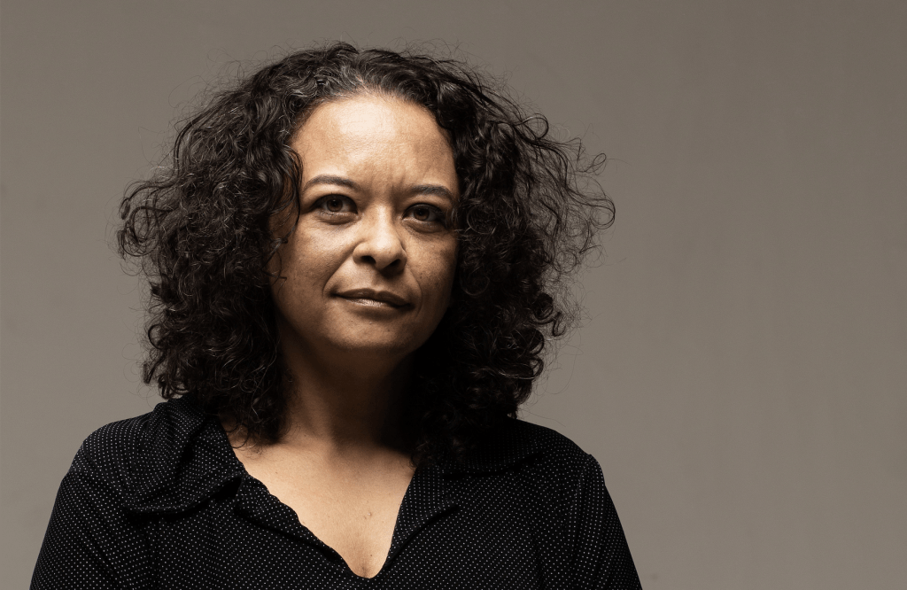 foto de buço de Mulher negra de cabelos médios e vestida de preto