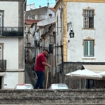 Entre o consultório e o território: reflexões sobre o cuidado da pessoa idosa