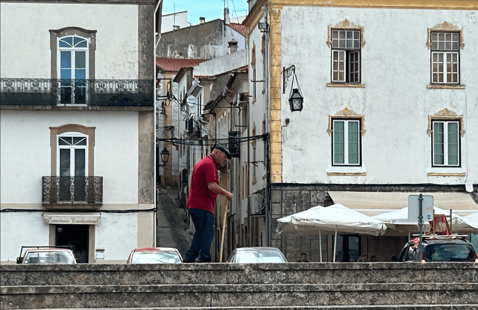 Entre o consultório e o território: reflexões sobre o cuidado da pessoa idosa