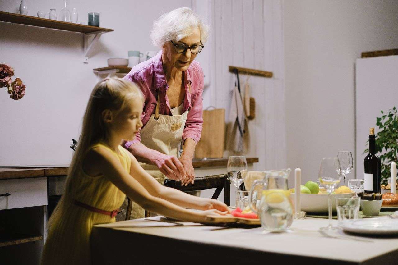 A economia invisível das mulheres idosas: quem administra a vida da família?