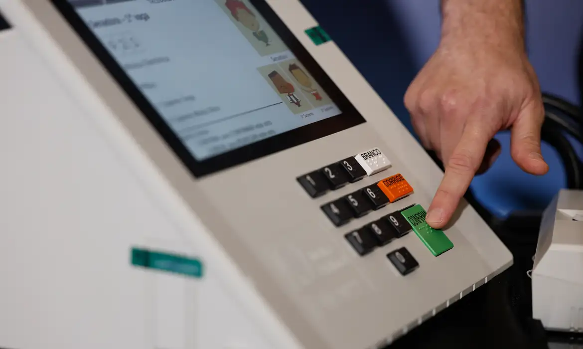 Votar é exercer a cidadania e garantir seus direitos: entenda como a participação nas urnas valida a prova de vida no INSS